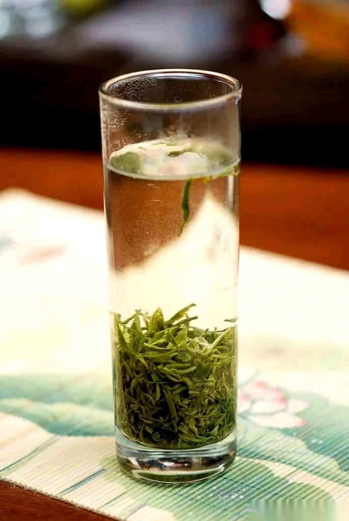 一个提包拎茶杯的小伙，突然急匆匆冲上主席台。全场都愣了。只见他把一个保温杯端