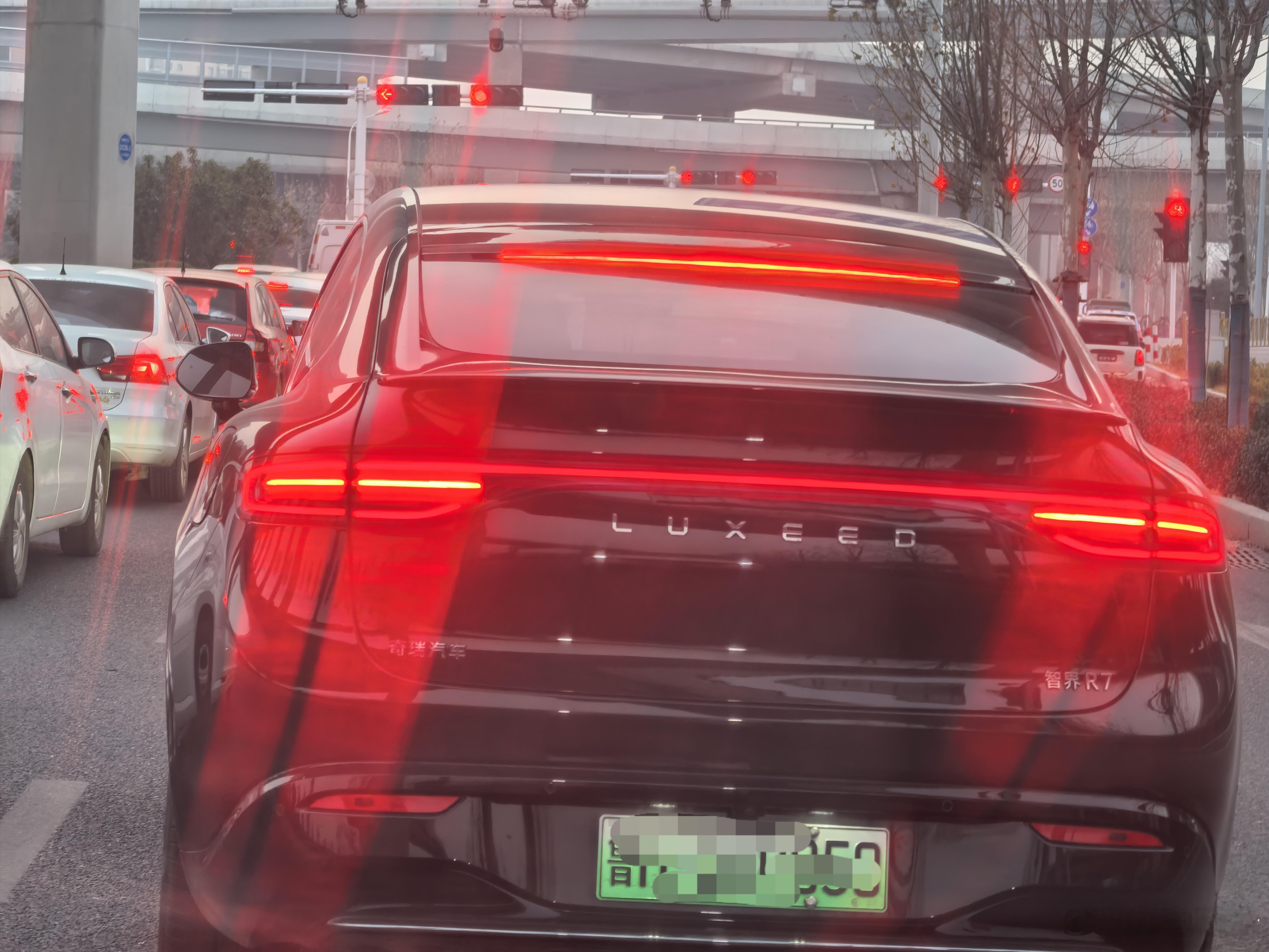 今天路上又遇见一辆智界R7，圆滚滚的真好看