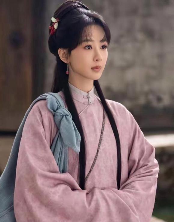 杨紫拒了《兰香如故》，谭松韵接了，爆了。当时全网嘲她眼瞎，放着现成的爆款不要。结