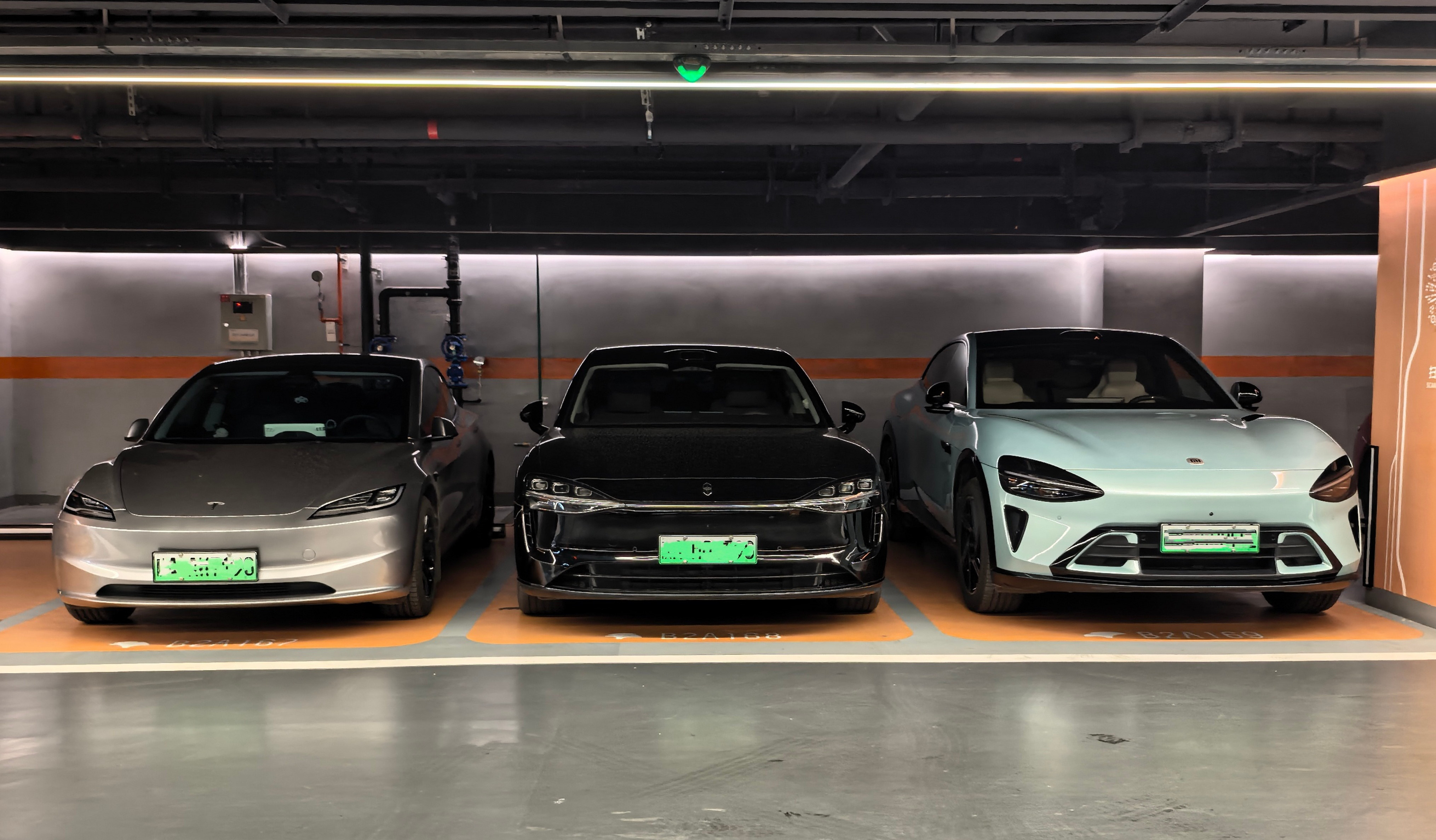 真的巧，停车停到特斯拉Model3、小米YU7中间了。对比了一下，单就车头颜值