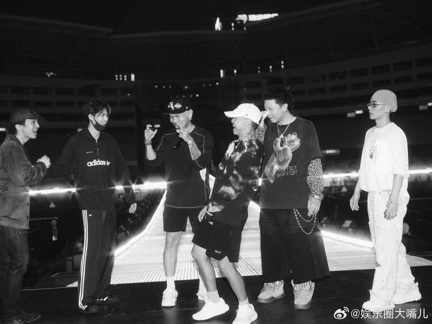 王鹤棣去了GAI演唱会彩排现场真挚的友情从来不缺仪式感，特意前来探望彩排，用行动