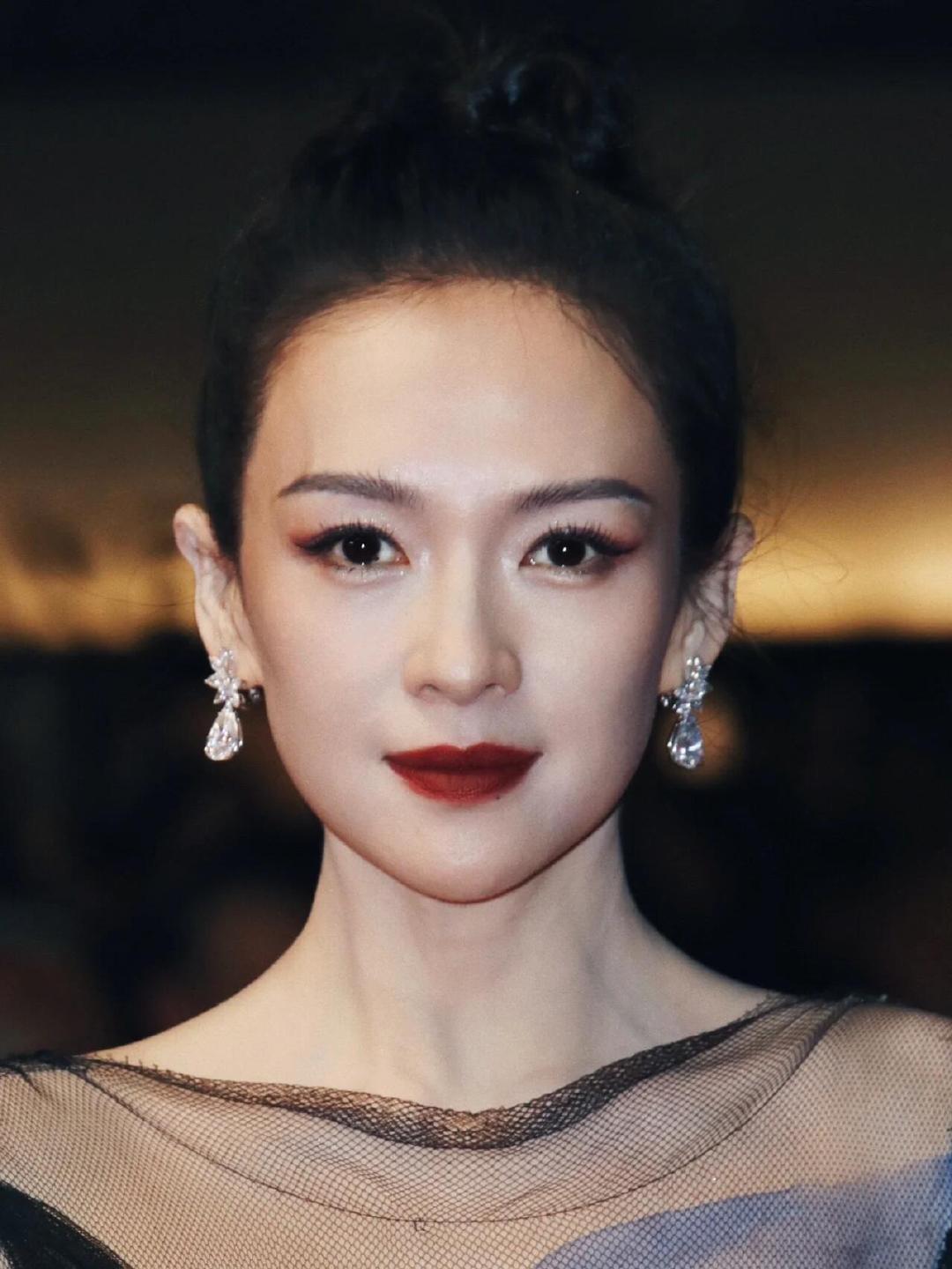 章子怡岁月沉淀出来的魅力时光没有磨掉章子怡身上的棱角，反而淬炼出别样魅力。从容笃
