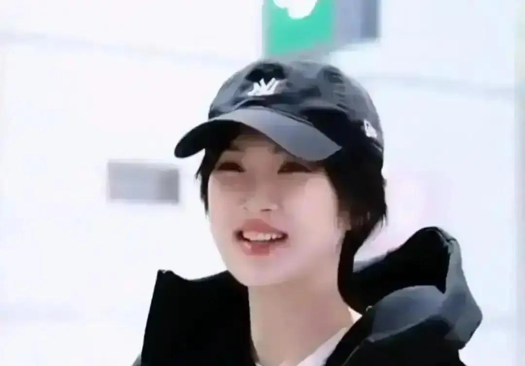 凌晨四点的横店，300杯星巴克也换不来一个特写镜头。这帮年轻人还在做梦。他们