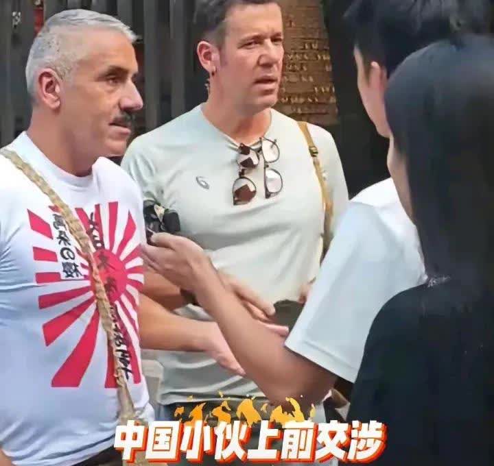 外国男子身穿旭日旗图案的体恤在中国大地上招摇过市，这是诚心的恶心我们，中国小伙看