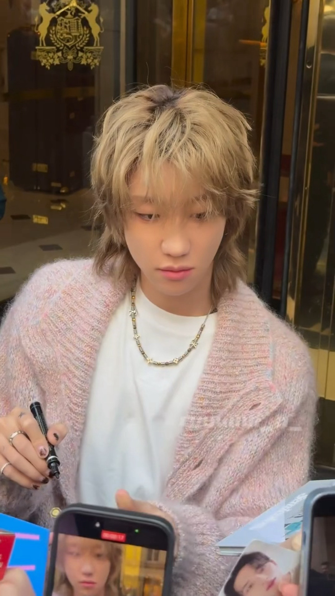 哈哈哈哈哈哈哈这个明浩面对一堆粉丝叫自己：“别着急别着急，我签完你的签你的。”徐