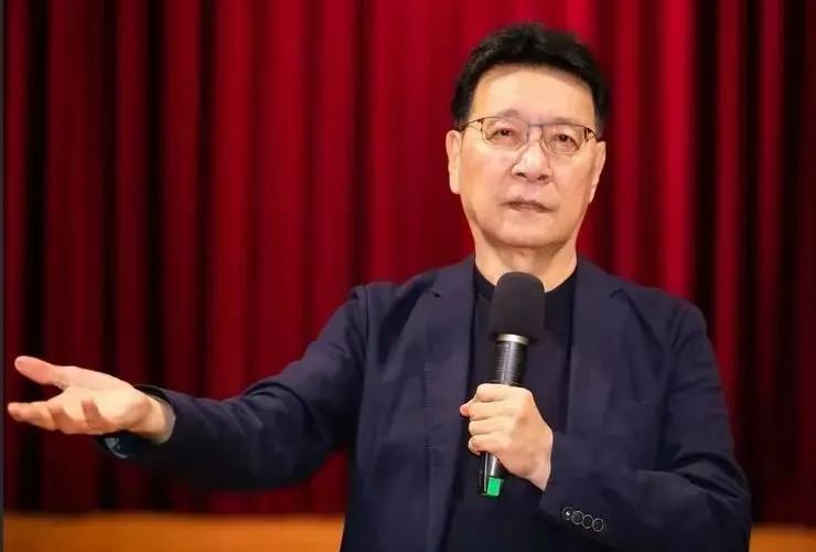 赵少康说他怎么也想不通？台湾变得这么没有自信。这是赵少康在他的节目中自己说的