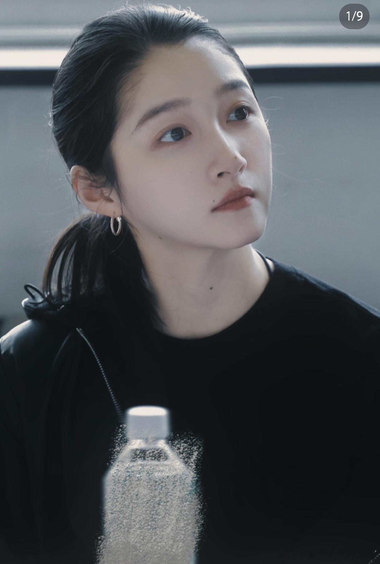 关晓彤好像变了，倒不是外貌不一样了，而是她现在好像比以前更成熟了，就像经历了