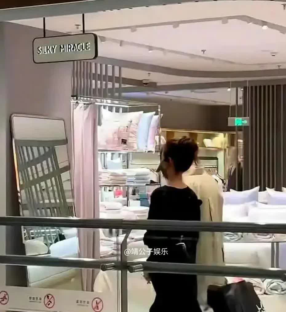 39岁的姜妍在逛街时被偶遇，丈夫一路拎着包包陪伴左右，这对恩爱夫妻的模样让旁人羡