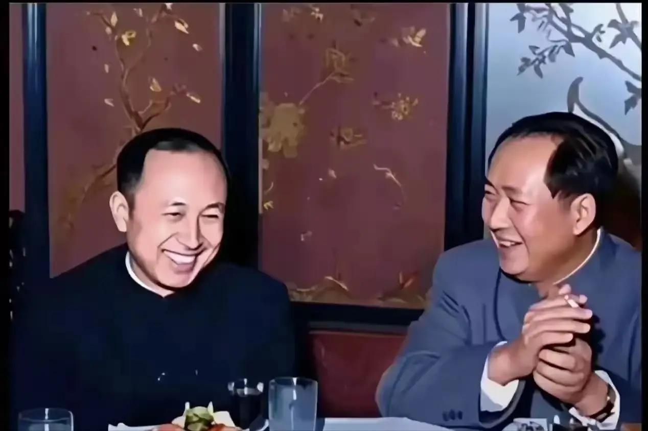 感人至深！毛主席和钱学森，心心相印，俩人温馨的笑容，中国科技肯定腾飞！毛主席