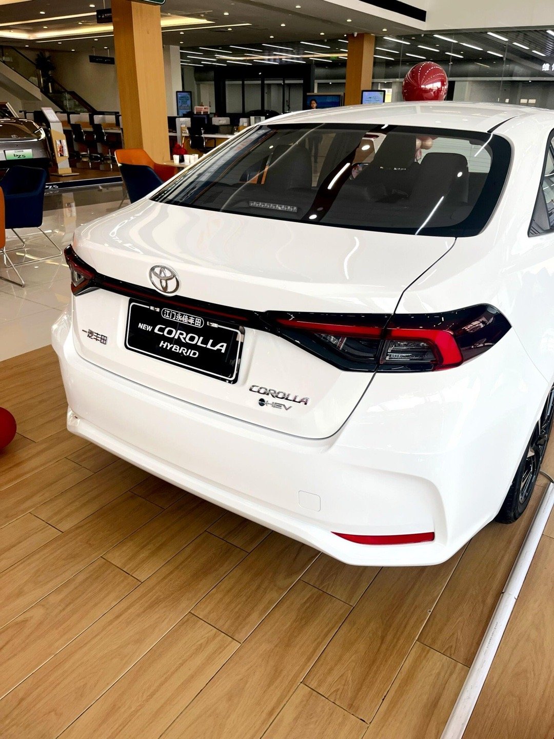 🚗26款丰田卡罗拉1.外观方面：26款卡罗拉采用了“锤头鲨”设计前脸，星环式贯