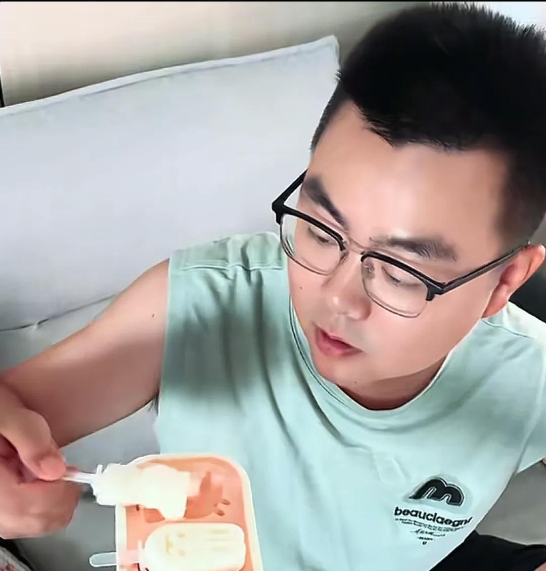 很久没有直播，网友们都说田静变漂亮了，嘴唇变红变厚了！田静今天一大早发了小视频