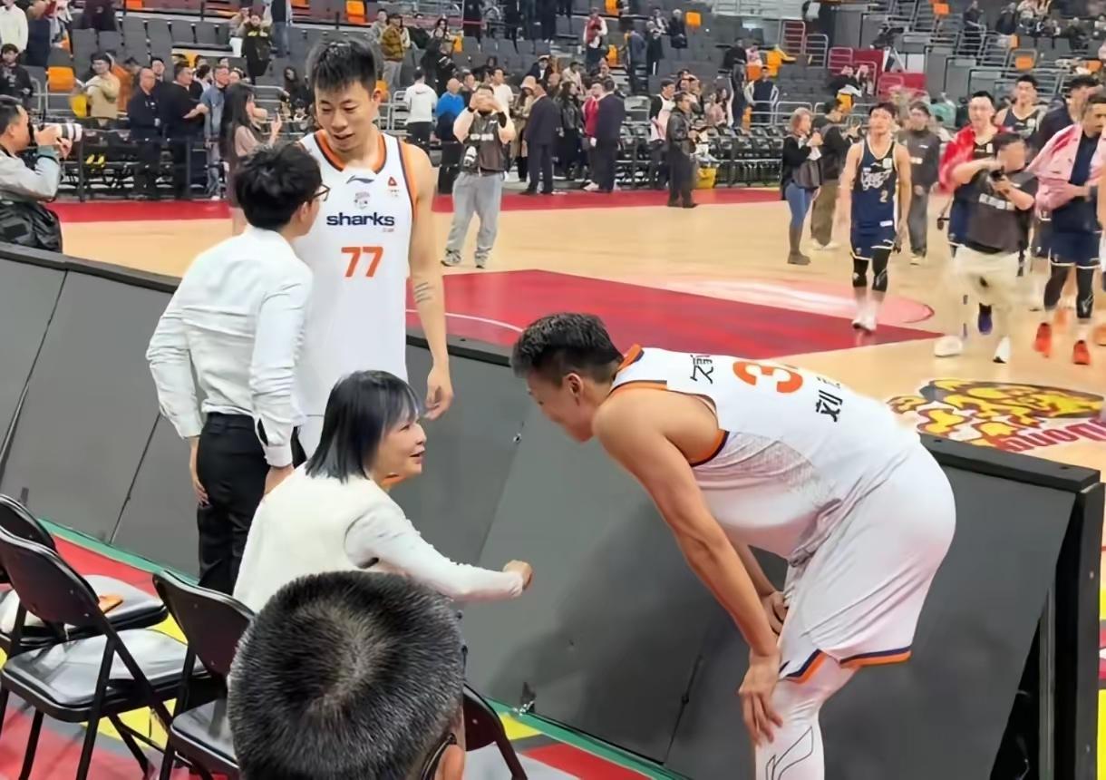 广东宏远惨败上海后，赛后出现这样一幕:​据了解，昨晚广东在主场73-113不敌