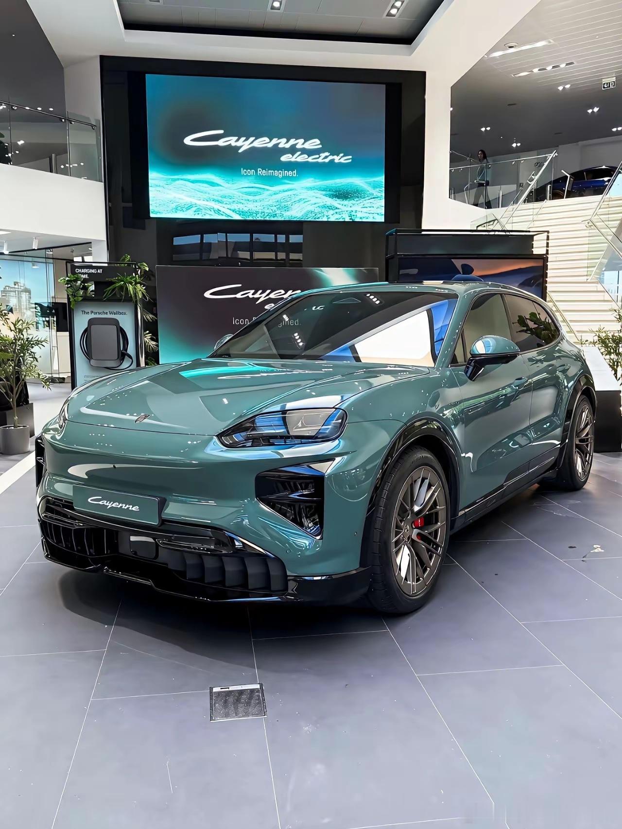 纯电卡宴！曲面屏幕上车！