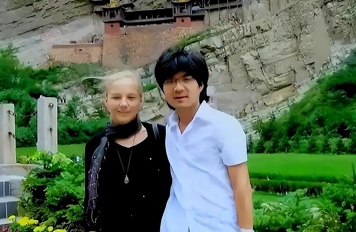 14年前的柏林婚礼现场，28岁的北京小伙王荻站在空荡荡的主桌前，身边是年长22岁