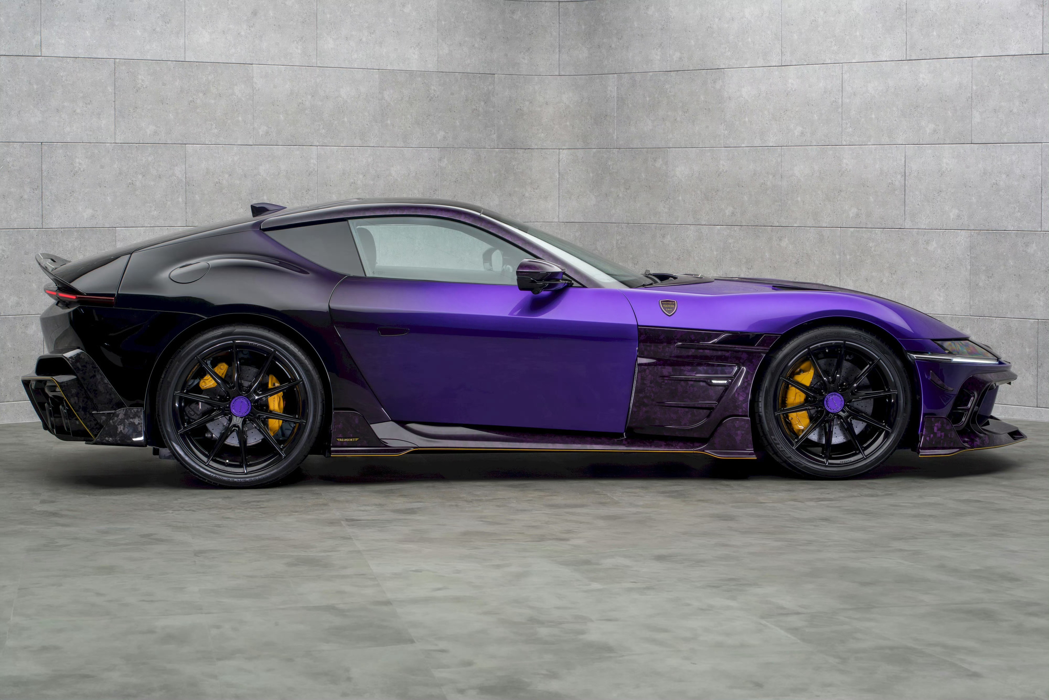 大全套的Mansory加持下、谁能告诉我哪台车能能承受它带来的设计之美？法拉利