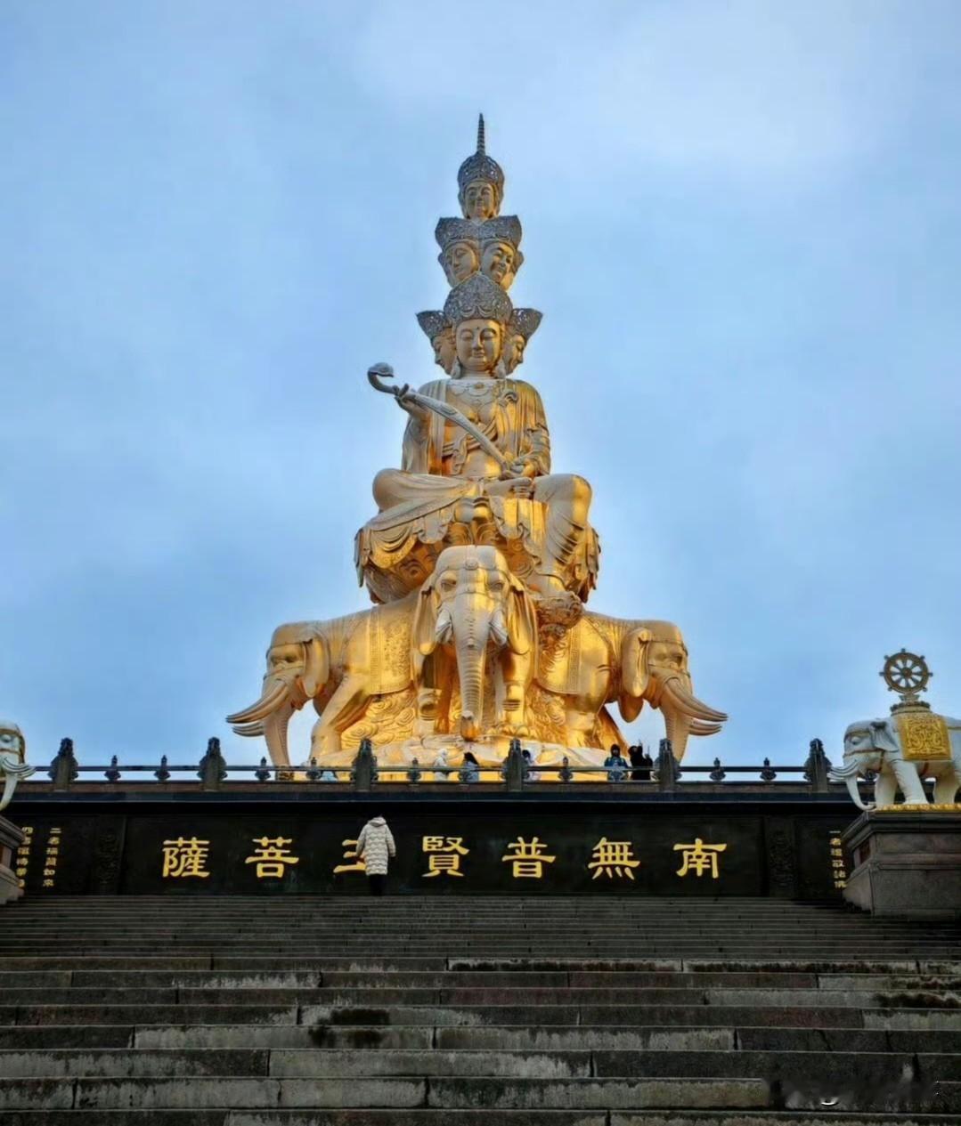 峨眉山的庙门真的敞开了。不是因为香火钱多得不需要了，和游客数量下滑。而是从今