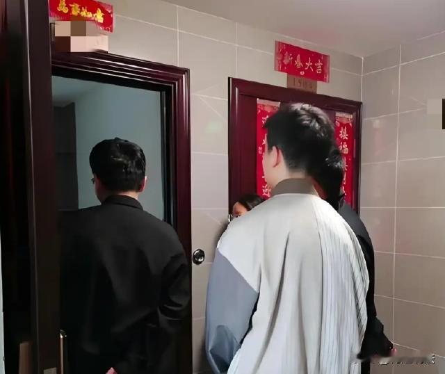 北京，一女租客失联3个月，男房东担心她出事，就来到屋外敲门，但是也没人开门。男房