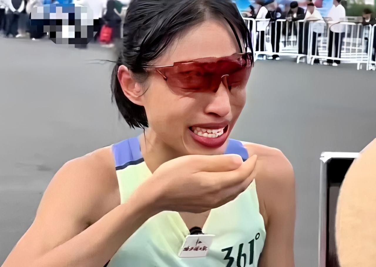 还记得8月份那个在镜头前哭得梨花带雨，喊话单位“多支持”的“最快护士”张水华吗？