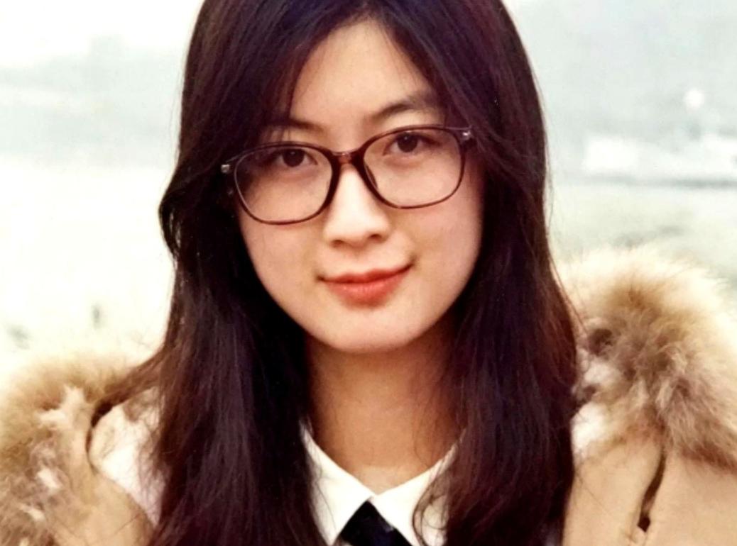 方舒这两个女儿，越看越觉得不简单，大女儿玲玲，是她和陈国星生的，北外读完书后去做