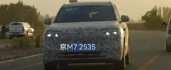 @华为@赛力斯超级工厂新款M7前大灯形状基本出来了，越来越清晰了，跟照片