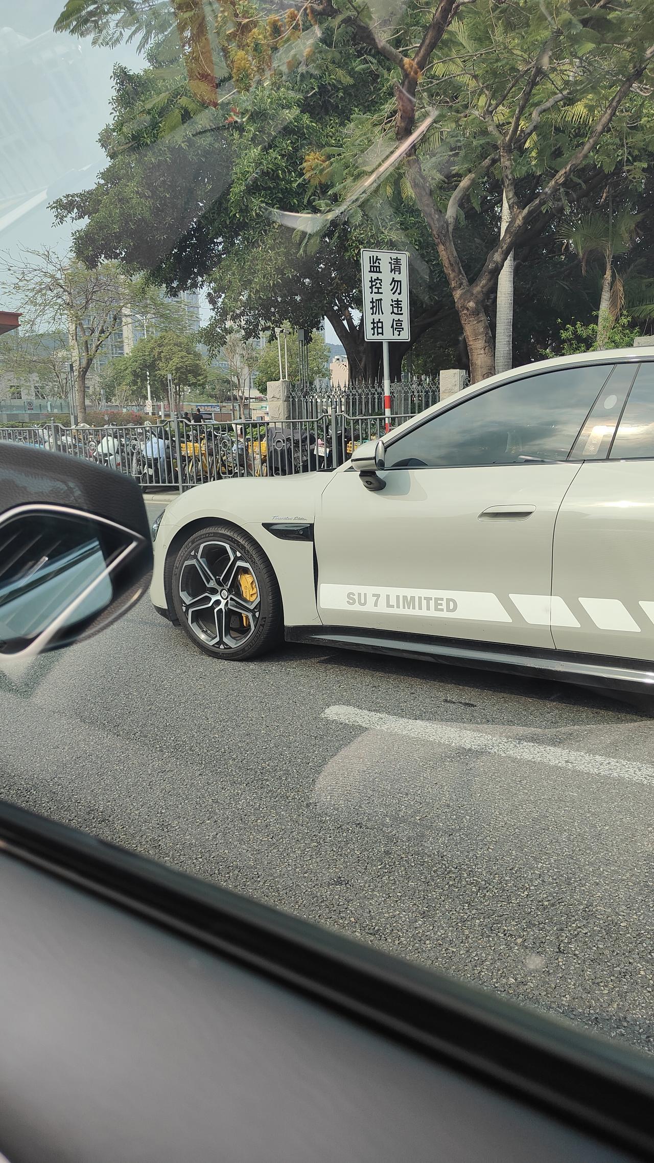 小米这是出新车了吗？这辆也不是酥妻啊？