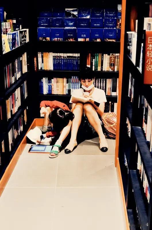 心有微光，自带芳华尘世漫漫，我们终其一生，都在追寻身上耀眼的光芒。有人追逐锦