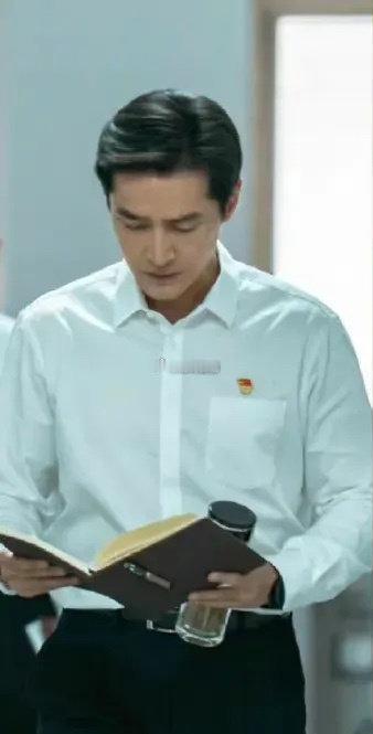 坚实可靠的肩膀，承诺的守护者。金牛座的男子，以其稳定可靠而著称。他们像是一片广袤