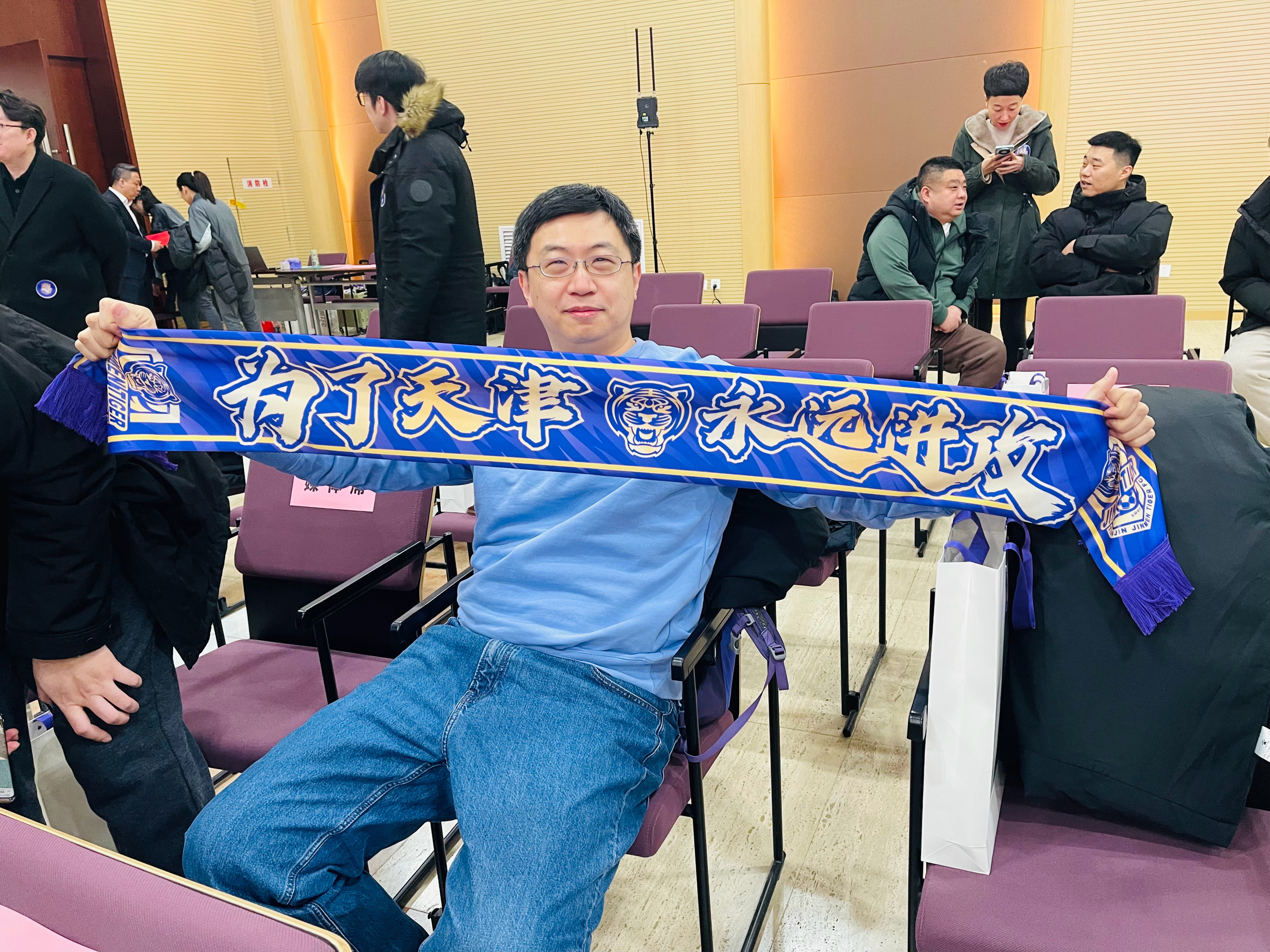 模特展示，新赛季围巾