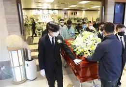 一位火葬场工作人员曾说：“人死后，一是要火化，二是火化后，不要领骨灰，让火葬厂处