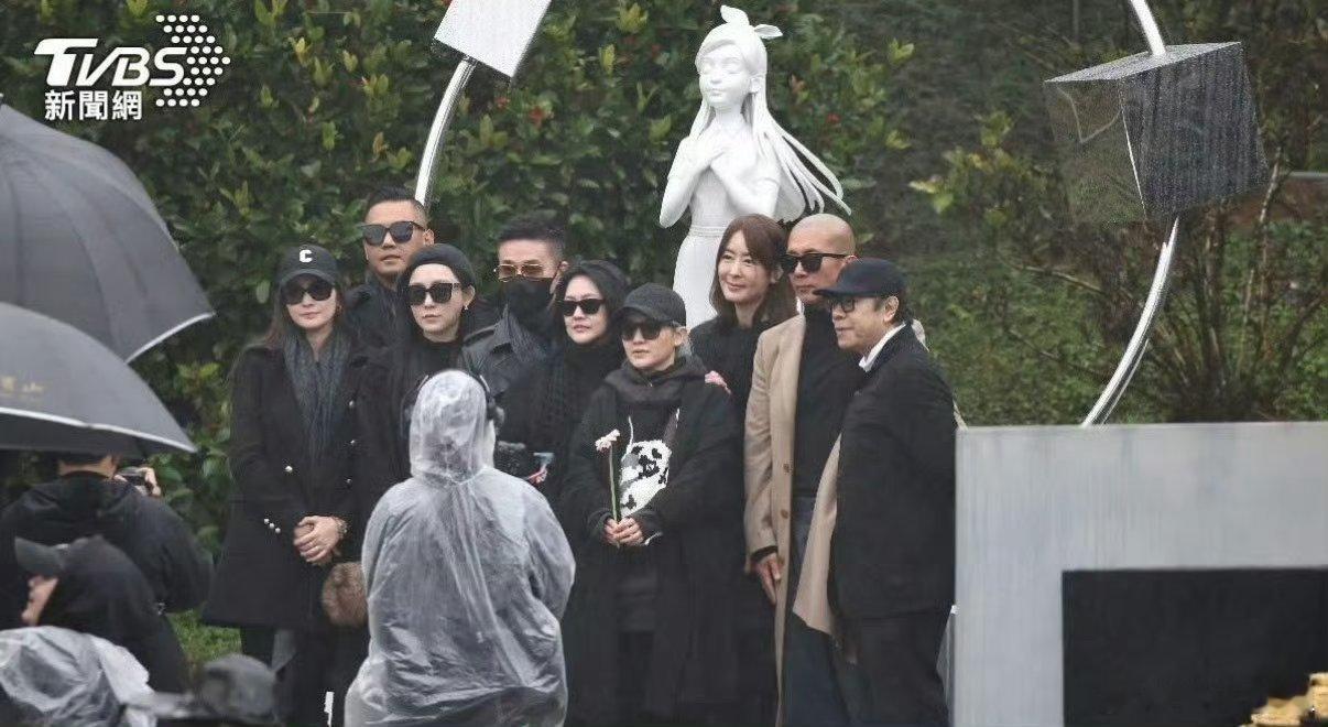 小S鞠躬致谢大S雕像揭幕仪式现场，小S雨中向媒体与来宾鞠躬致谢。“辛苦你们了，