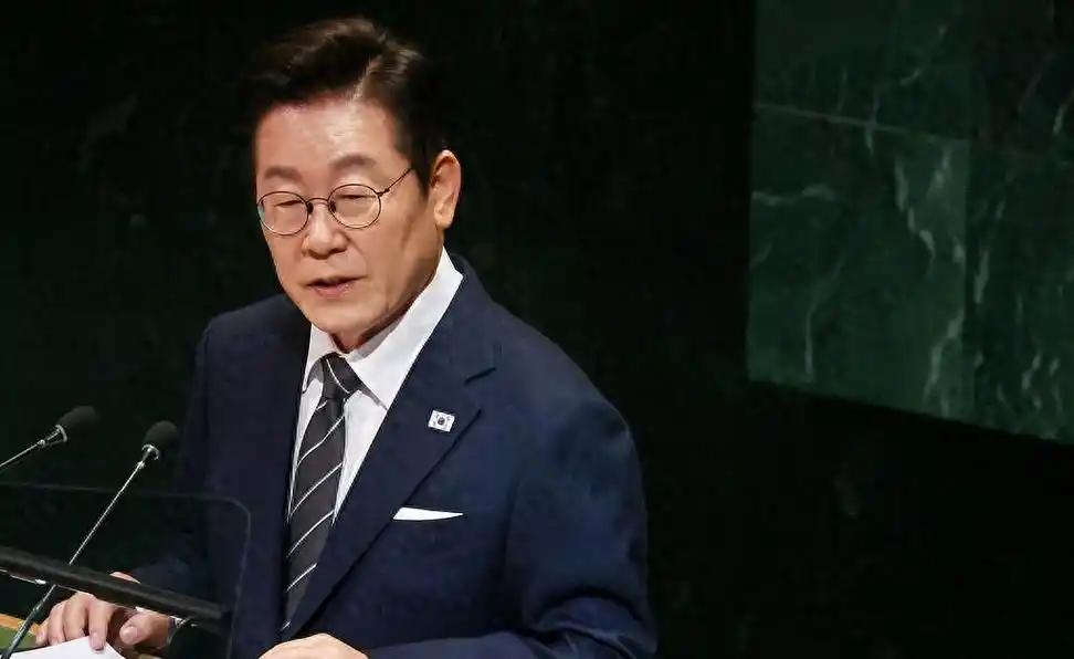 李在明下了步狠棋！前几天在青瓦台低头道歉，大家都以为他这下要彻底歇菜了。结果人家