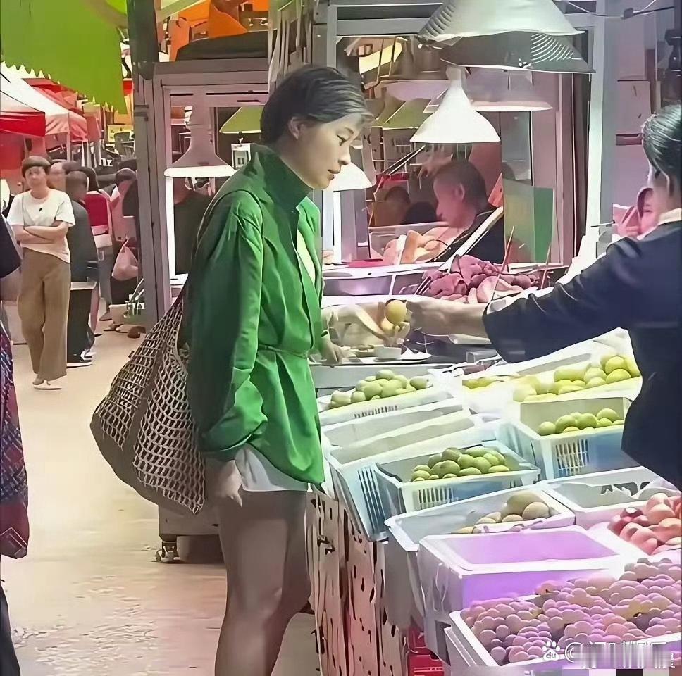 53岁吴越接地气日常太圈粉！穿平价衣物买菜，素颜露白发毫无包袱，自然松弛的模样真