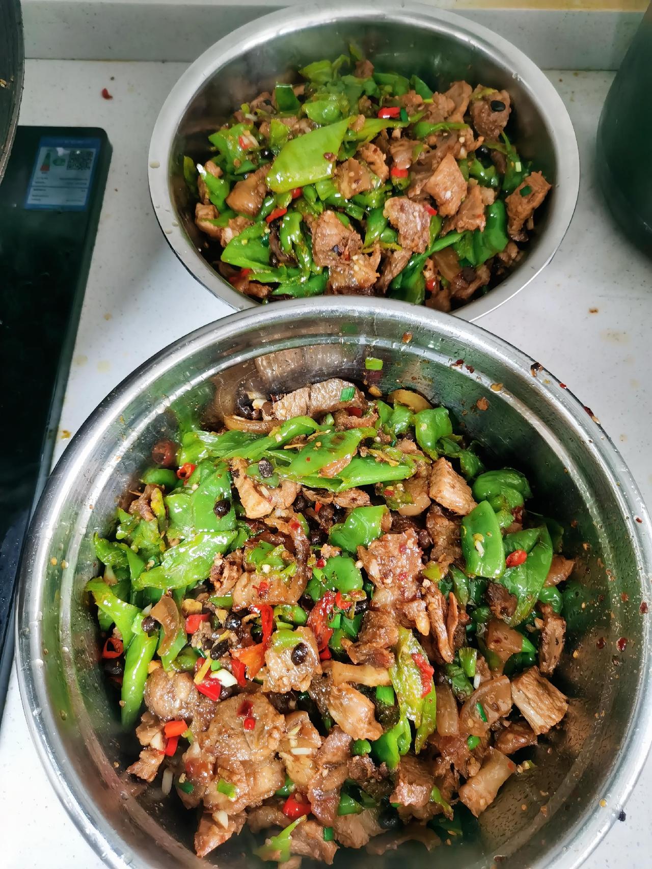 今日食堂家常菜谱：五花肉炒青椒猪肉炒莴笋怀山骨头汤。突然发现自己老了，