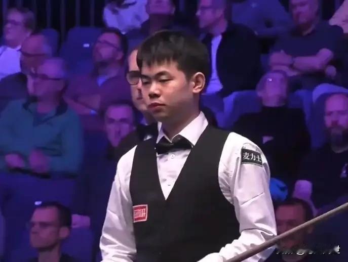 保一争二！吕昊天、袁思俊率先登场亮相。2025斯诺克英锦赛，晚上21点展开资格