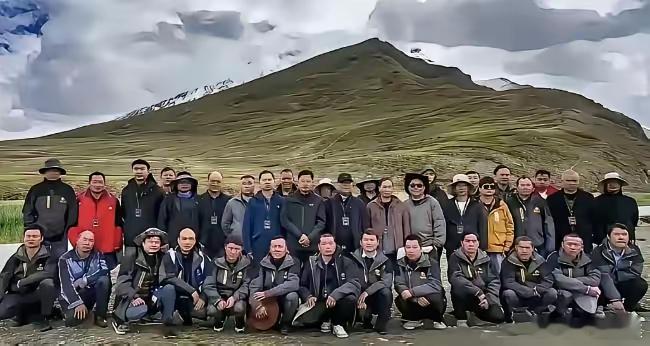 这张照片，就是在雪山下放“升龙”烟花秀的全体人员照片！是不是等有关部门对生态损失