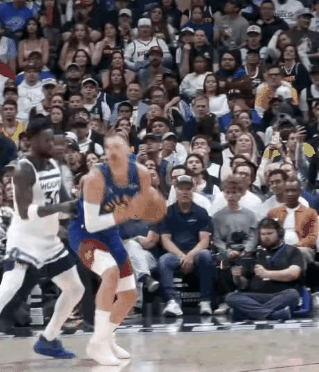 NBA季后赛森林狼队对阵掘金队的比赛中，森林狼队的兰德尔做出了一个极具争议的防守