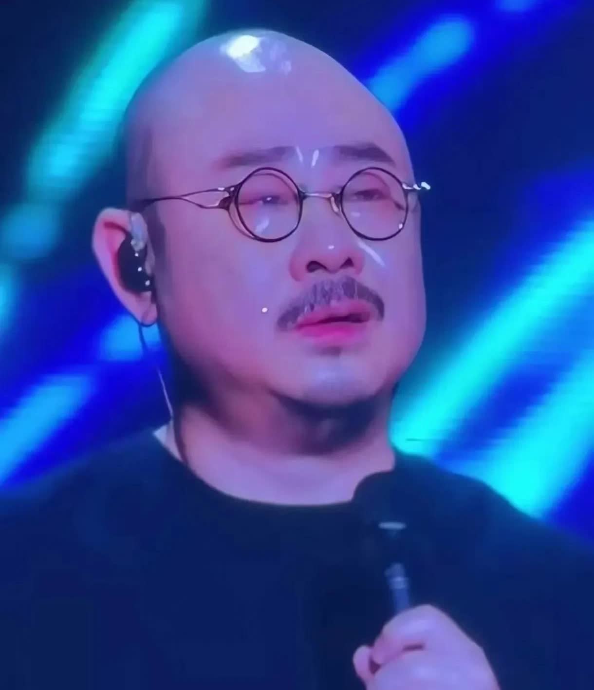 太原演唱会结束了刀郎老师给大大小小说新疆很远，对，新疆真的很远，98年到2000