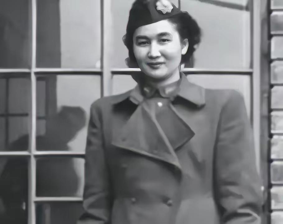 1940年，地下党康乃尔正在茶楼玩牌，一军统美女突然拍了了拍他的肩膀，使了个眼