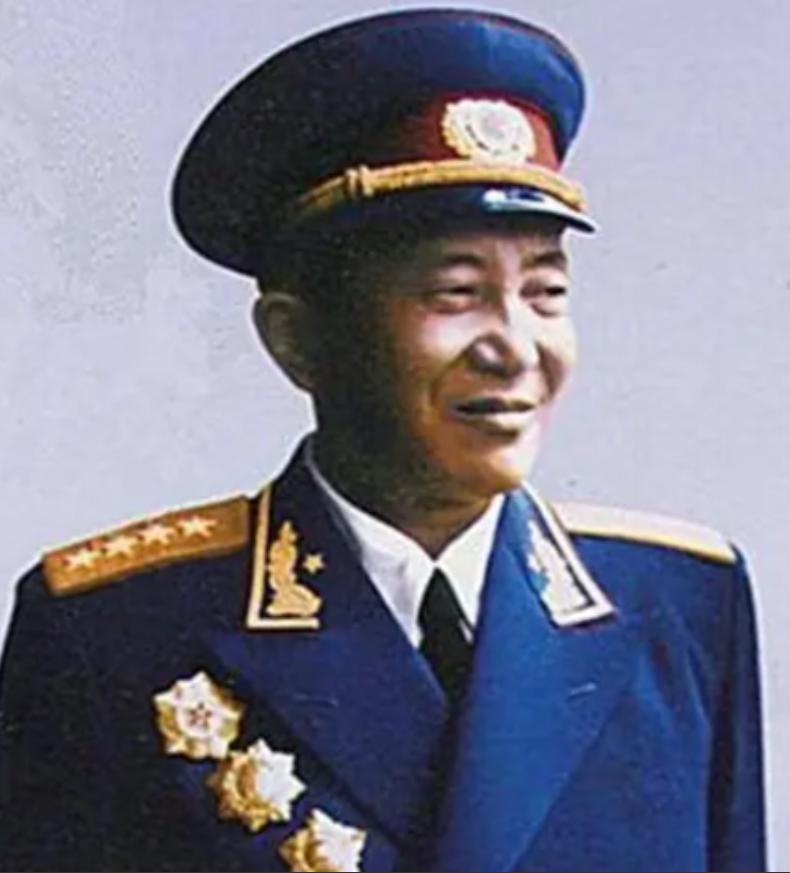 总参谋长罗瑞卿跳楼后，毛主席既生气又心疼，派汪东兴去看望他，汪东兴对罗瑞卿说：毛