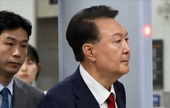 尹锡悦已经顾不上体面了，不是拒不配合，就是身体有问题。当地时间17日，尹锡悦再度