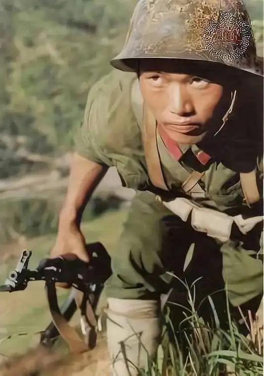 1979年，为了掩护战友突围，郑宏余和两名机枪手留下来阻击越军。激战中，两名战友