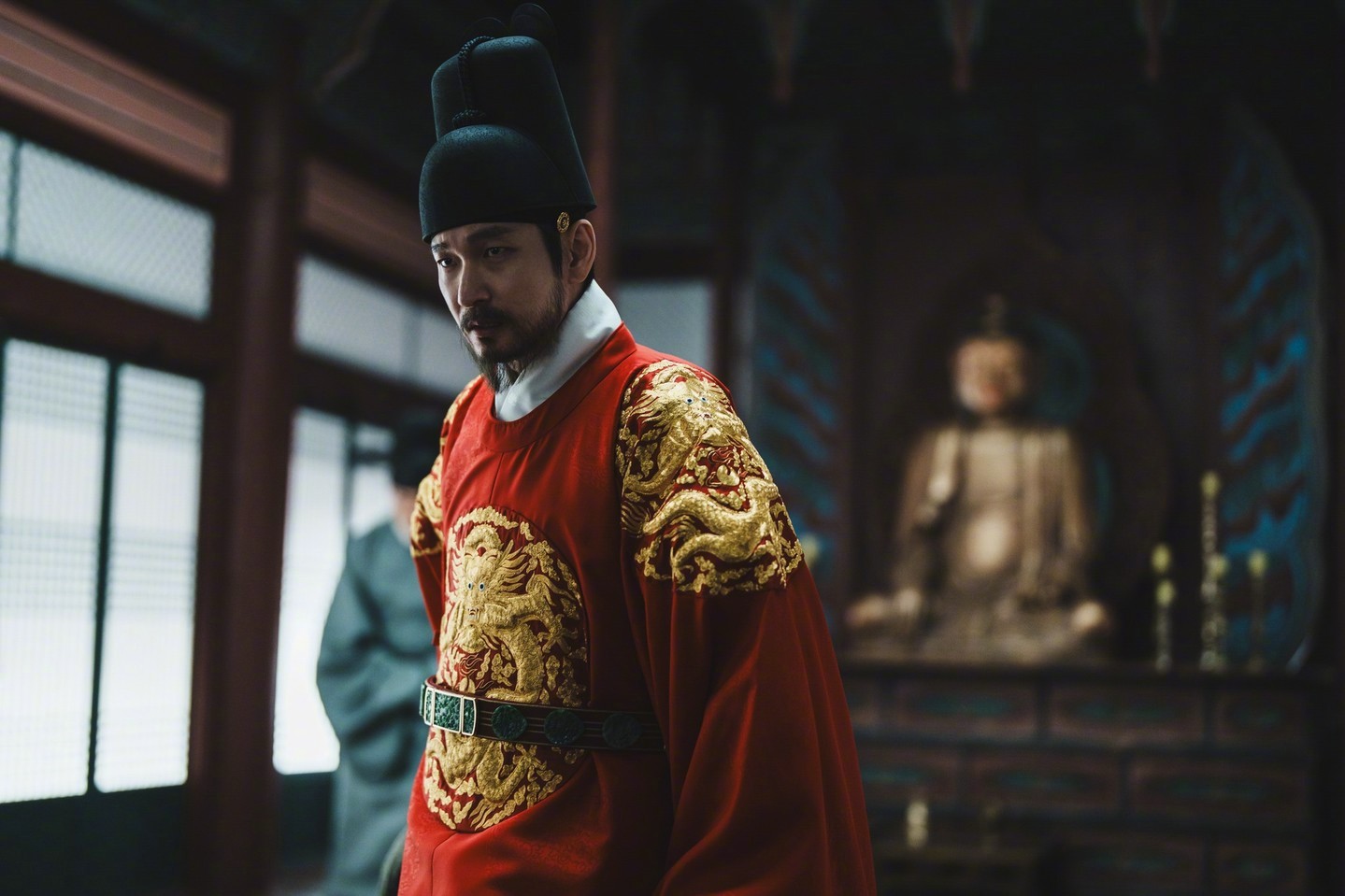南柱赫卢允瑞曹承佑主演Netflix新剧鬼谜东宫公开剧照。该剧讲述拥有穿梭于