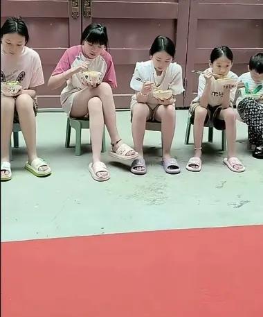 家有五娃，四女一男，圆满幸福！在农村就有这么一个传统。不断到男孩不死心，前边四
