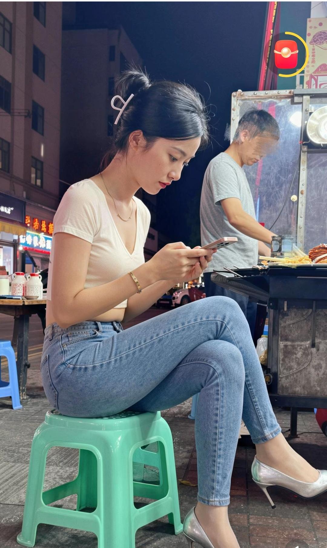 夜晚街边小聚，美食配手机，简直是神仙组合！忙碌一天，这份惬意太治愈。我超爱整些