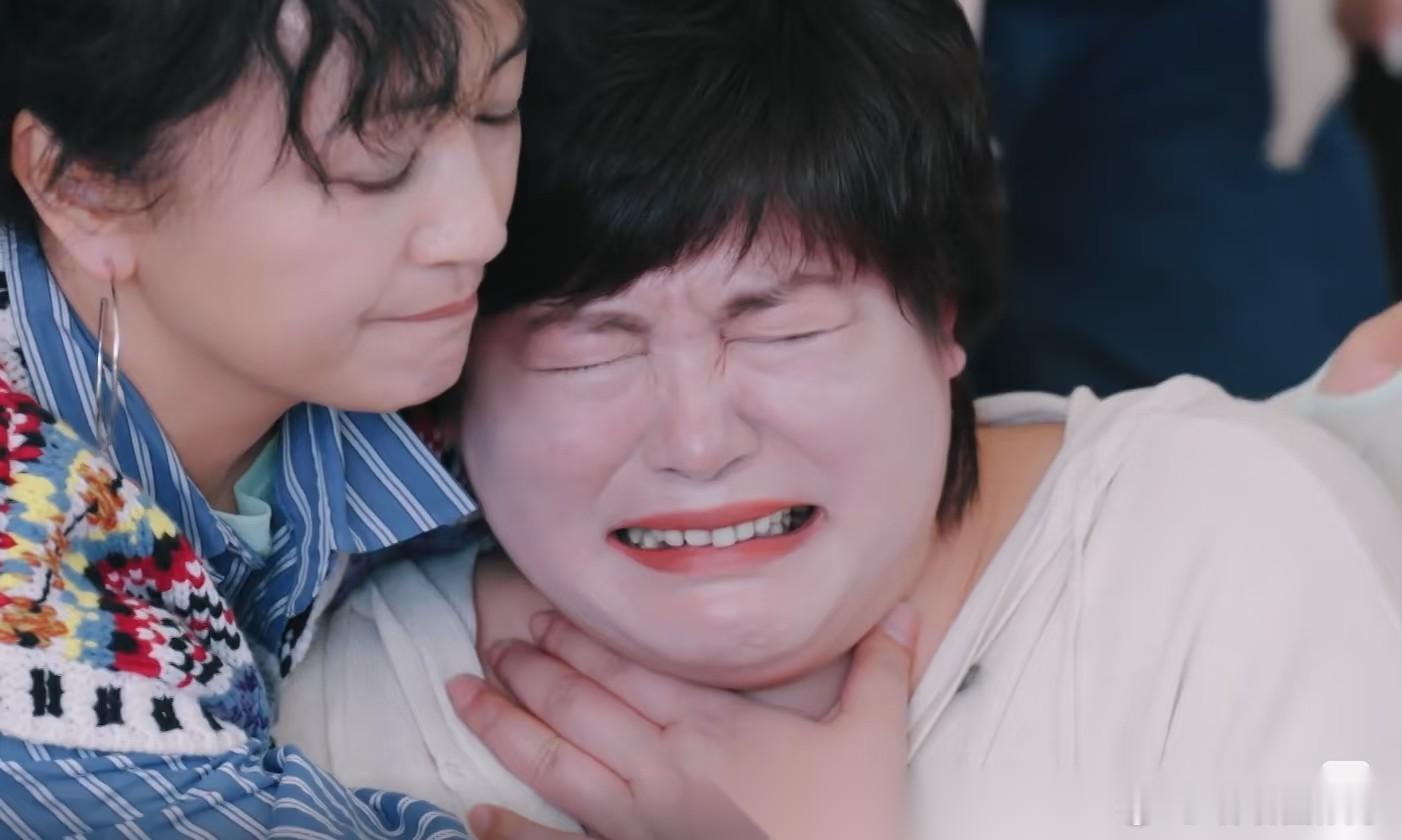 我问老公，于娜为什么不找咨询师慢慢疗愈自己，而非要在节目中哭的这么难堪？老公叹