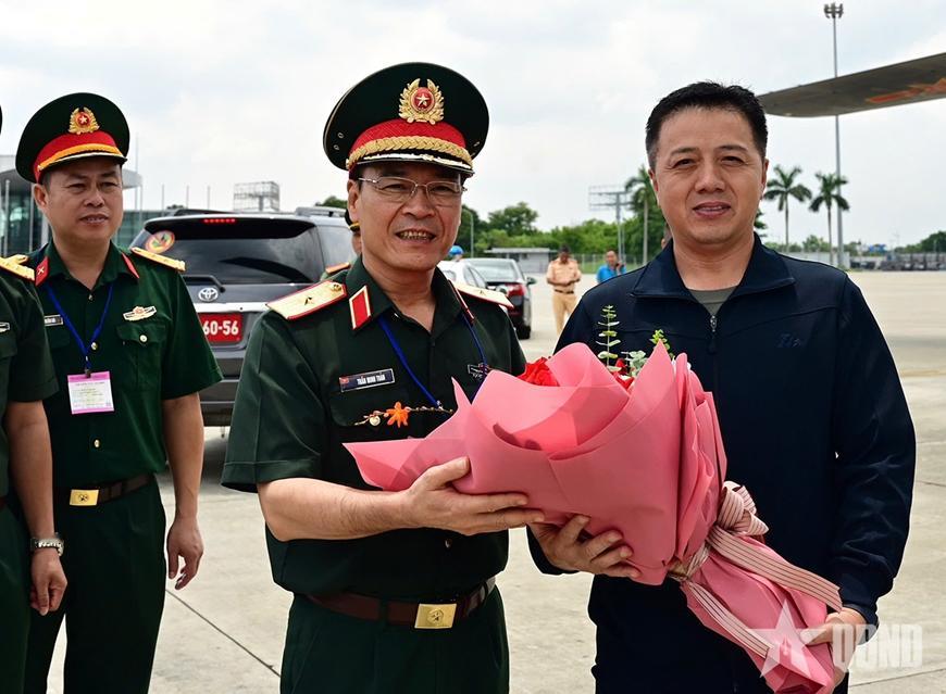 搭乘运20运输机抵达越南河内的中国人民解放军，他们将参加纪念越南“八月革命”80
