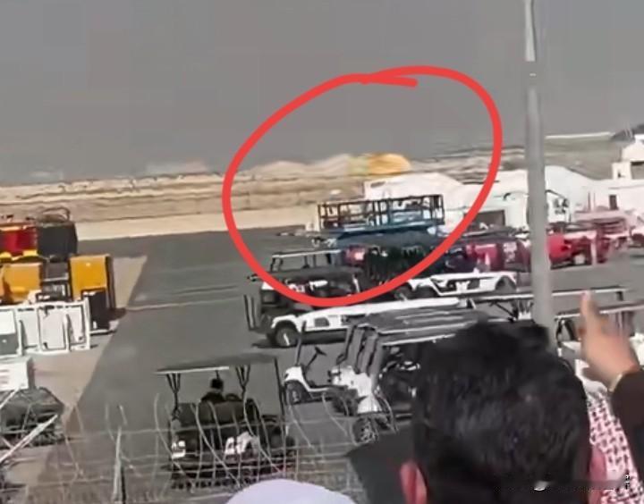 啪啪打脸如此快！印度国产“光辉”战机在表演时坠毁。一印度博主在社媒上嘲讽我国