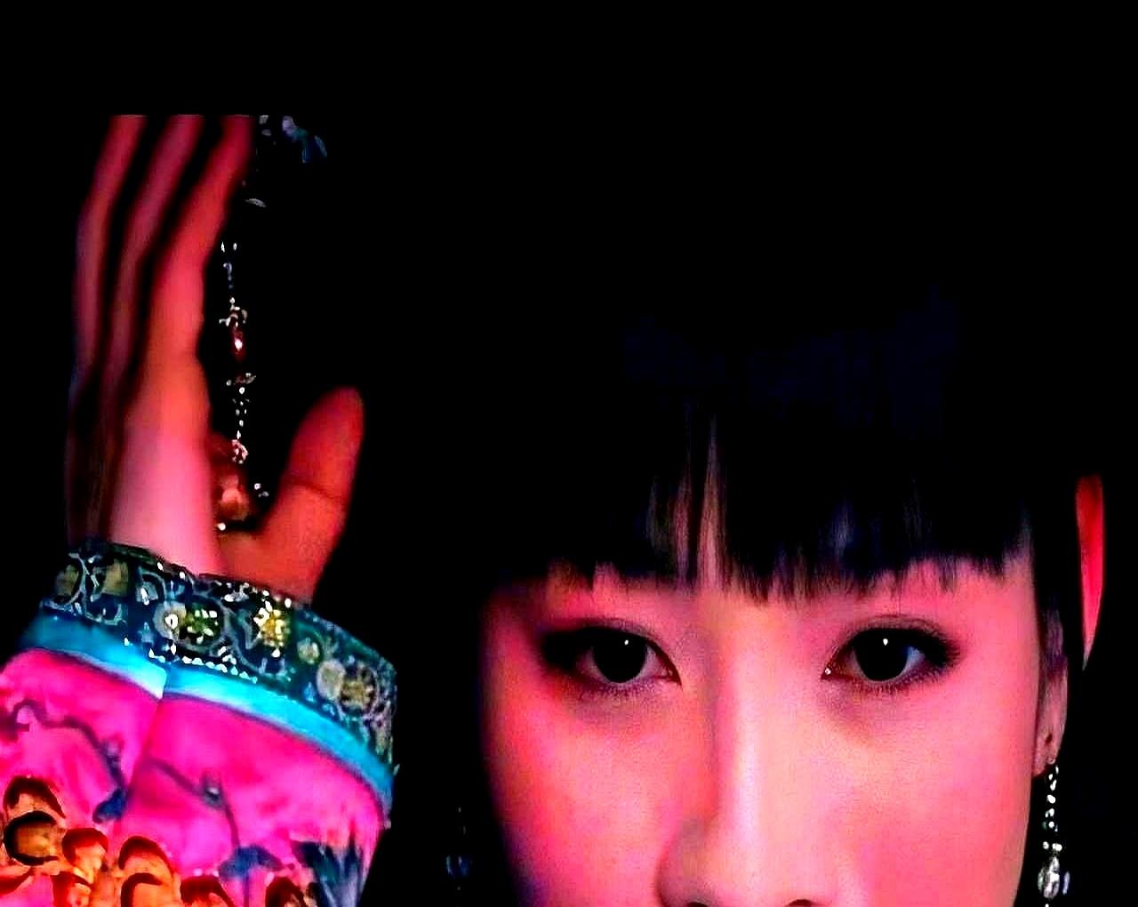 原来安陵容选秀入选，根本不是靠甄嬛递的秋海棠。慢放镜头能看清楚，蝴蝶先落在她