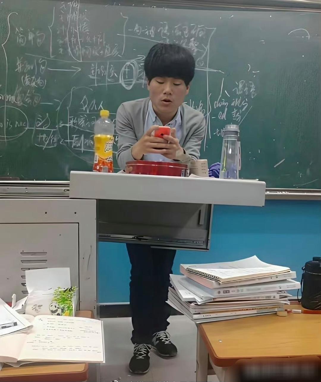 董宇辉：没有横空出世，只有笨拙的坚持很难把眼前这个留着厚重锅盖头、一脸稚嫩的
