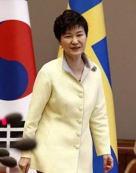 2004年，卢武铉遭到国会弹劾，最终宪法法院驳回弹劾，他继续任职；2016年，